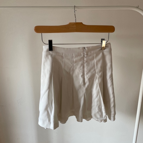 Guess white sister skirt - Picture 2 of 3